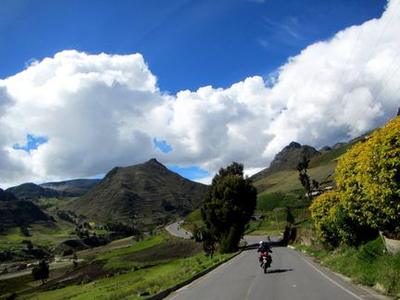 rolling_green_hills_quilotoa_loop